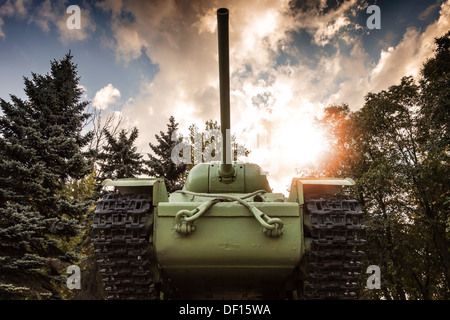 KV-85 tank lourd soviétique de la Seconde Guerre Mondiale avec la forêt et ciel dramatique sur un arrière-plan. Monument à Saint-Pétersbourg Banque D'Images