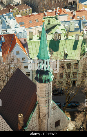 Vue aérienne sur le petit clocher de l'église St.Olaf à Tallinn, Estonie Banque D'Images