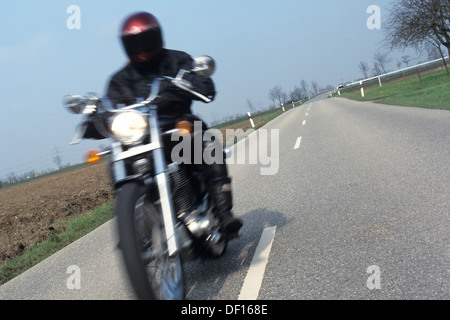 Lahr, Allemagne, un motocycliste en mouvement sur la route Banque D'Images