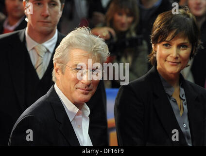 Acteurs américains couple Richard Gere et Carey Lowell arrivent pour la première Allemande de 'Nuits à Rodanthe' du Cinemaxx à Berlin, Allemagne, 30 septembre 2008. Le film se déroulera dans les salles allemandes le 16 octobre 2008. Photo : Soeren Stache Banque D'Images