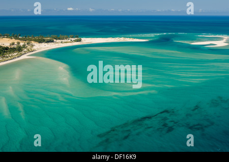 Vue aérienne de la barre de sable et eaux turquoises de Bazaruto, Benguerra Island National Marine Park, près de Vilanculos, Mozambique Banque D'Images