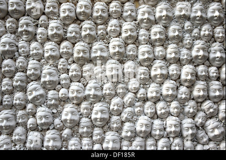 De nombreux chefs de plâtre sur une porte, SERRURE DE PORTE, décoration à Funchal, Madère Banque D'Images