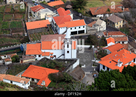 Vue du village avec église Porto Moniz, sur la côte nord-ouest de l'île de Madère Banque D'Images