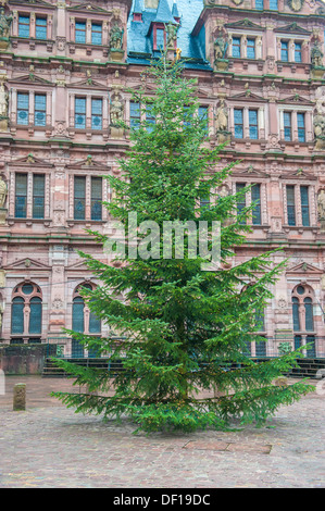 Arbre de Noël à l'avant-cour du château d'Heidelberg, Heidelberg, Allemagne Banque D'Images