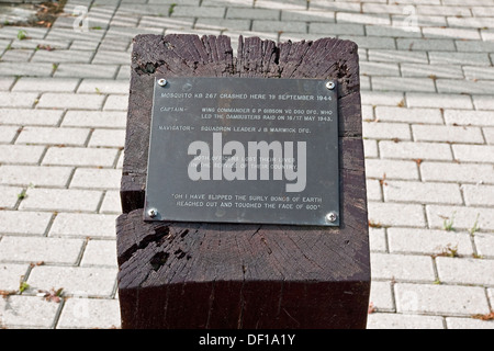 Monument marquant l'endroit où le commandant de l'escadre Guy Gibson VC et son navigateur s'est écrasé et est mort à Steenbergen, Pays-Bas Banque D'Images