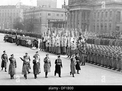 L'image de la propagande nazie montre Adolf Hitler passant devant une compagnie honoraire après la cérémonie dans la cour du Zeughaus à Berlin, en Allemagne, à l'occasion de la Heldengedenktag (Journée de commémoration des héros) le 15 mars 1942. À la gauche d'Hitler : l'amiral Erich Raeder (uniforme noir), à côté de lui le maréchal Wilhelm Keitel et le maréchal Erhard Milch. En arrière-plan (l-r), vue du Berliner Stadtschloss, de l'Alte Kommandantur et du Kronprinzenpalais. Fotoarchiv für Zeitgeschichte Banque D'Images