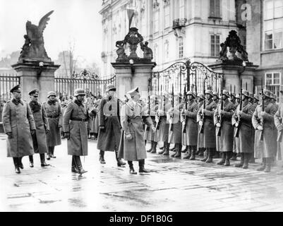 L'image de la propagande nazie! Spectacles Adolf Hitler défilant devant une compagnie honorifique dans le quartier du Château à Prague, République tchèque, après l'invasion du soi-disant 'reste de la Czèchia' par la Wehrmacht allemande, le 16 mars 1939. De là, il annonce la création du "protectorat de la Bohême et de la Moravie", qui signifie la dissolution de la Tchécoslovaquie en tant qu'État souverain. Fotoarchiv für Zeitgeschichte Banque D'Images