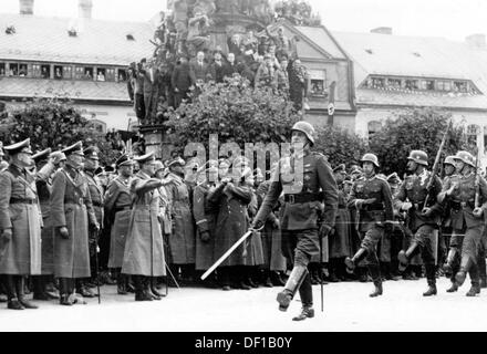 L'image de la propagande nazie! Spectacles Adolf Hitler à Kratzau dans le Sudetenland (Chrastava/République Tchèque) après l'Accord de Munich du 29 septembre 1938. Le 10 octobre 1938, la municipalité tchécoslovaque de Chrastava a été occupée par des troupes allemandes et, en avril 1939, elle a été intégrée au nouveau Reichsgau Sudetenland. Fotoarchiv für Zeitgeschichte Banque D'Images