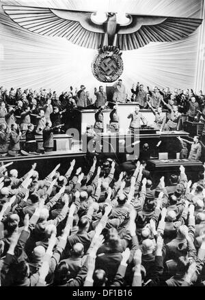 L'image de la propagande nazie! Spectacles le chancelier Adolf Hitler salue les députés du Reichstag dans l'Opéra de Kroll à Berlin, Allemagne, le 11 décembre 1941. Dans le discours suivant, Hitler a déclaré la guerre aux États-Unis. Fotoarchiv für Zeitgeschichte Banque D'Images