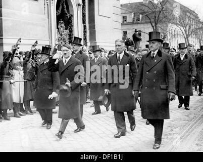 Le chancelier de Reich Adolf Hitler est photographié avec le vice-chancelier Franz von Papen et des représentants du gouvernement de Reich à leur arrivée aux célébrations de l'ouverture cérémonielle du Reichstag, devant l'église de la garnison à Potsdam, en Allemagne, le 21 mars 1933. Fotoarchiv für Zeitgeschichte Banque D'Images