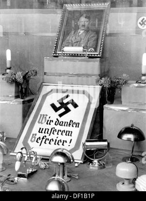 L'image de la propagande nazie! Montre un portrait d'Adolf Hitler et l'écriture "nous remercions notre libérateur" en dessous d'une croix gammée dans la fenêtre d'exposition d'un magasin d'origine allemande à Gotenhaven (Gotenhafen, Gdynia en Pologne), qui a été conquise par les troupes allemandes, en octobre 1939. À cette époque, le meurtre de masse et la déportation de la population polonaise par le régime de la Nouvelle-Écosse dans le cadre des "politiques allemandes de colonisation" avaient déjà commencé. Fotoarchiv für Zeitgeschichte Banque D'Images