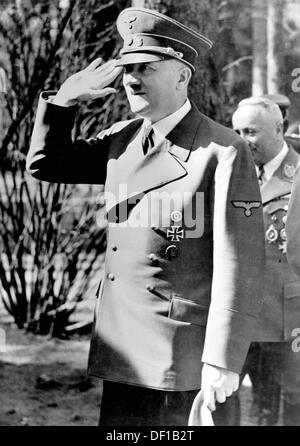 L'image de la propagande nazie! Montre Adolf Hitler en uniforme faisant le salut nazi en 1944. Fotoarchiv für Zeitgeschichte Banque D'Images