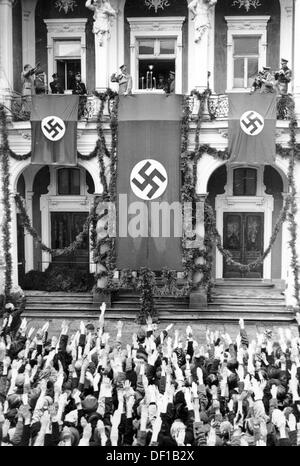 L'image de la propagande nazie! Montre Adolf Hitler être accueilli par un crowdin Sudetenland applaudi en octobre 1938 après l'Accord de Munich du 29 septembre 1938. Date et lieu inconnus. Fotoarchiv für Zeitgeschichte Banque D'Images