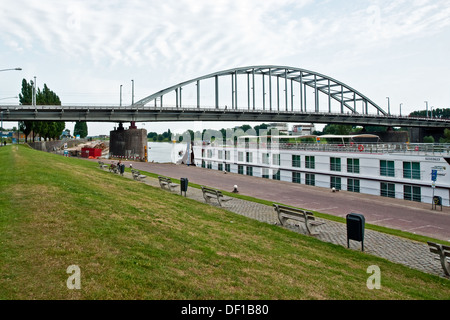 Le pont John Frost à Arnhem, Pays-Bas, nommé d'après le commandant de parachutiste britannique qui ont essayé de la capturer en 1944 Banque D'Images