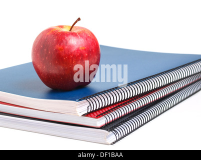 Trois ordinateurs portables et une pomme rouge isolé sur fond blanc Banque D'Images