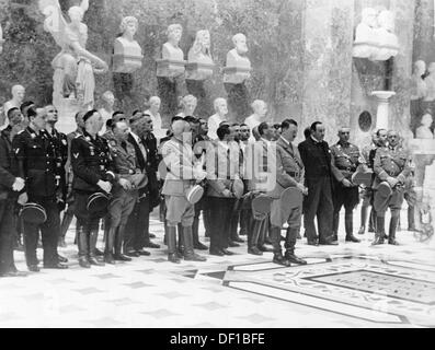 L'image de la propagande nazie! Montre Hitler à l'occasion du dévoilement du buste du compositeur autrichien "naturalisé allemand" Anton Bruckner dans le Walhalla à Ratisbonne, Allemagne, 6 juin 1937. Rangée avant l-r : Le ministre Reich Franz Gürtner (marge gauche), le ministre Reich Walther Darré, Reichsführer SS Heinrich Himmler, inconnu, l'ambassadeur du Reich allemand à Vienne Franz von Papen, le premier ministre bavarois Ludwig Siebert (en conversation), Joseph Goebbels, Franz Ritter von Epp, Hitler, l'ambassadeur autrichien en Allemagne Stephan Tauschitz (en cravate blanche). Fotoarchiv für Zeitgeschichte Banque D'Images