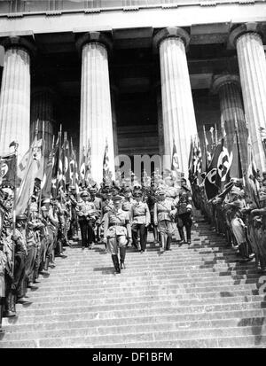 L'image de la propagande nazie! Montre Hitler sur son chemin à la galerie pour les invités d'honneur à l'occasion du dévoilement du buste du compositeur autrichien « naturalisé allemand » Anton Bruckner dans le Walhalla à Ratisbonne, Allemagne, 6 juin 1937. A la droite d'Hitler derrière lui: Joseph Goebbels; à la droite de Goebbel, le premier ministre bavarois Ludwig Siebert. À la gauche d'Hitler derrière lui, Franz Ritter von EPP. Fotoarchiv für Zeitgeschichte Banque D'Images