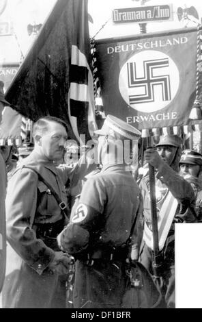 Image d'Adolf Hitler pendant le défilé du drapeau à l'occasion du rassemblement de Nuremberg du NSDAP à Nuremberg, Allemagne, devant le régiment sa 'Allemagne wake up - Braunau a. Inn'. Date inconnue. Fotoarchiv für Zeitgeschichte Banque D'Images