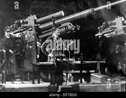 Le chancelier de Reich Adolf Hitler prononce un discours devant une arme antiaérienne aux travailleurs d’une usine d’armement. À gauche : le ministre de la propagande Joseph Goebbels et le chef du Front travailliste allemand Robert Ley. Fotoarchiv für Zeitgeschichte Banque D'Images