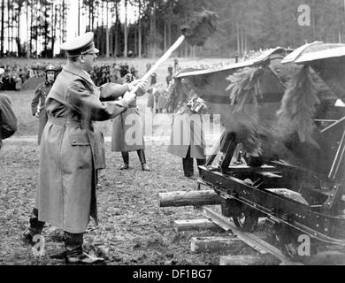 Adolf Hitler est photographié lors de la cérémonie d'inauguration de la construction du Reichsautobahn à Walserberg, en Autriche, peu après son annexion au Reich allemand, le 7 avril 1938. La propagande nazie! Au dos de l'image se lit: 'Le Führer tourne la première sod pour la première Autobahn de l'Autriche à Walser Berg près de Salzbourg, avril 1938. Le Führer fait tourner la première sod.' Fotoarchiv für Zeitgeschichte Banque D'Images