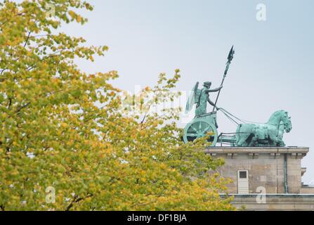 Berlin, Allemagne. 26 août, 2013. Un ciel gris et l'automne les feuilles colorées sont présentées à la porte de Brandebourg à Berlin, Allemagne, 26 septembre 2013. Photo : SOEREN STACHE/dpa/Alamy Live News Banque D'Images