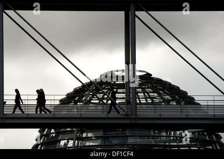 Berlin, Allemagne. 26 août, 2013. Le parlement les employés utilisent le tunnel reliant le bâtiment du Reichstag et Paul-Loebe-Haus de Berlin, Allemagne, 26 septembre 2013. Photo : MAURIZIO GAMBARINI/dpa/Alamy Live News Banque D'Images