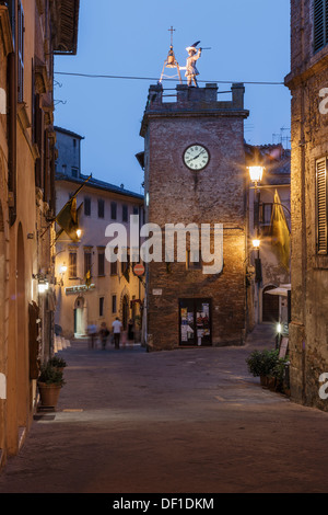 Le Corso e la tour de Pulcinella dans la soirée, Montepulciano, Toscane. Banque D'Images