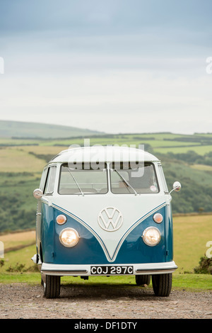 Un classique britannique d'origine VW 1965 RHD 21 caravette fenêtre campervan représentée dans la campagne, Devon, UK Banque D'Images