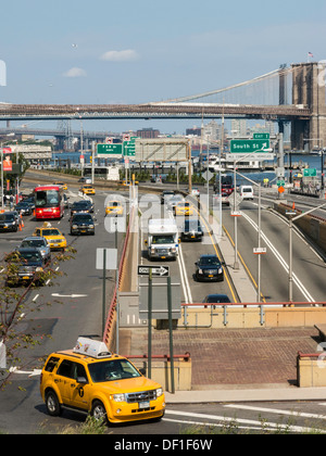 La FDR Drive avec pont de Brooklyn à New York, l'arrière-plan Banque D'Images