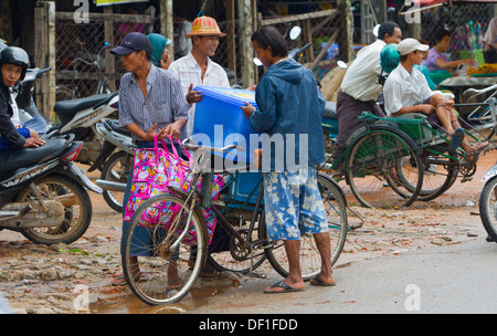 Birmans aller sur leur vie quotidienne à Mawlamyine, Birmanie. Banque D'Images