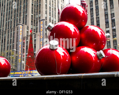 Ornements de Noël géant, Reflecting Pool, 1251 Avenue of the Americas, New York City, USA Banque D'Images