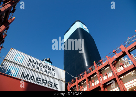 L'une des deux cheminées, des conteneurs et des structures de la baie sur Triple-E alors que Maersk majestueux à Copenhague pour une cérémonie de dénomination officielle. Banque D'Images