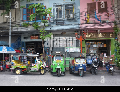 Scène de rue avec les Tuk Tuks, Bangkok Banque D'Images