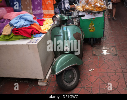 Vintage Vespa scooter dans Yaowarat, Bangkok Banque D'Images