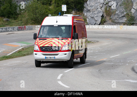 Barrière routière ambulance virage serré rock face Banque D'Images