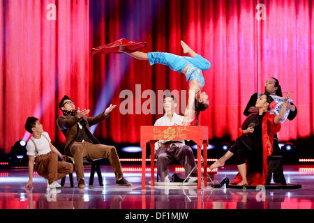 Berlin, Allemagne. 25 Septembre, 2013. Les acrobates de l'État chinois Circus exécuter au cours de la poule d'or '2013' media award dans le théâtre de la Potsdamer Platz à Berlin, Allemagne, 25 septembre 2013. Photo : Andreas Lander/dpa/Alamy Live News Banque D'Images