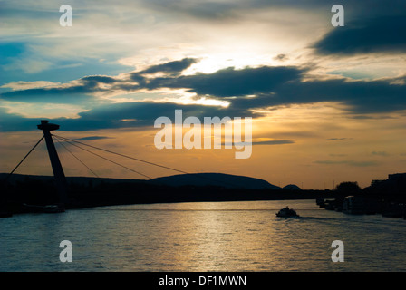 Novy Most (nouveau pont) sur le Danube, Bratislava, Slovaquie Banque D'Images