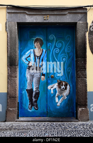 Madère, Funchal, portes peintes dans la vieille ville, l'art d'ouvrir des portes dans la rue de Santa Maria Banque D'Images