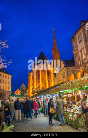 Les gens du shopping au marché de Noël au crépuscule, Würzburg, Allemagne, Marienkapelle Banque D'Images