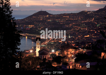 L'île de Madère, vue de la ville de Funchal dans le crépuscule Banque D'Images