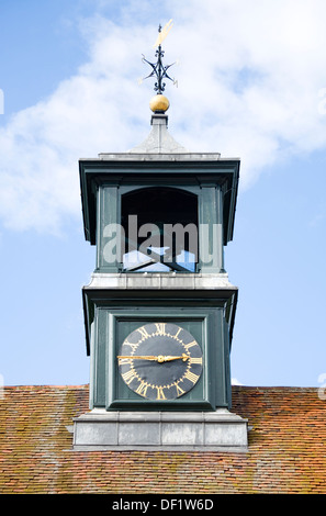 Réveil sur le toit d'stableyards / Cour Tudor stable et les écuries. Osterley House. Isleworth, Middlesex. UK Banque D'Images