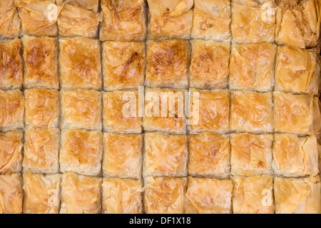 40 morceaux de baklava vient de sortir de l'Owen et attendant d'être consommée, tourné à partir de ci-dessus, les baklavas background Banque D'Images