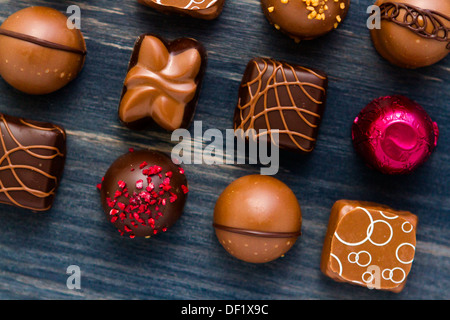 Assortedgourmet confiserie Chocolat dans différentes formes et couleurs. Banque D'Images