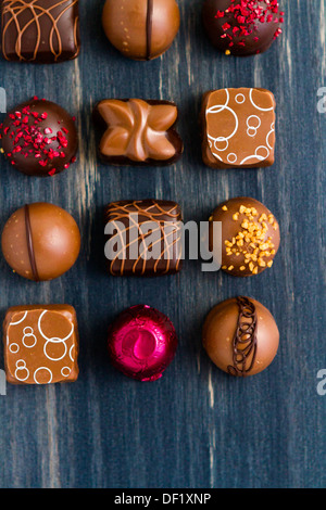 Assortedgourmet confiserie Chocolat dans différentes formes et couleurs. Banque D'Images