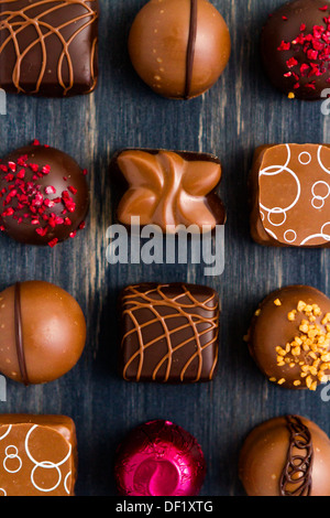 Assortedgourmet confiserie Chocolat dans différentes formes et couleurs. Banque D'Images