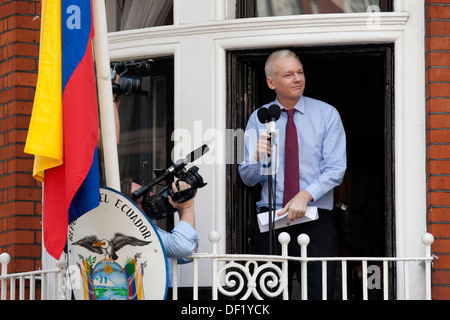 Julian Assange aborde les médias et les supporters alors que les policiers britanniques se tiennent à l'extérieur l'ambassade d'Equateur à Londres, Britai Banque D'Images