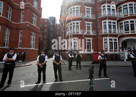 Julian Assange aborde les médias et les supporters alors que les policiers britanniques se tiennent à l'extérieur l'ambassade d'Equateur à Londres, Britai Banque D'Images