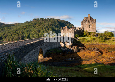 Tôt le matin, au château d'Eilean Donan en Ecosse Loch Alsh UK. Banque D'Images