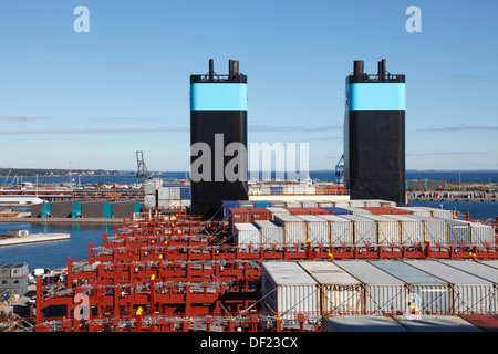 Vue sur le nord du port de Copenhague, des conteneurs et des entonnoirs derrière la baie contenant des structures sur trois E Maersk majestueux Banque D'Images