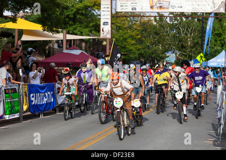 Les cyclistes en robe de prendre part à la course annuelle de charité, Grand Junction, Colorado, USA Banque D'Images